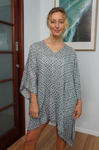 Load image into Gallery viewer, Short Tunic Links Print

