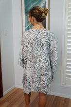 Load image into Gallery viewer, Short Tunic Animal Print
